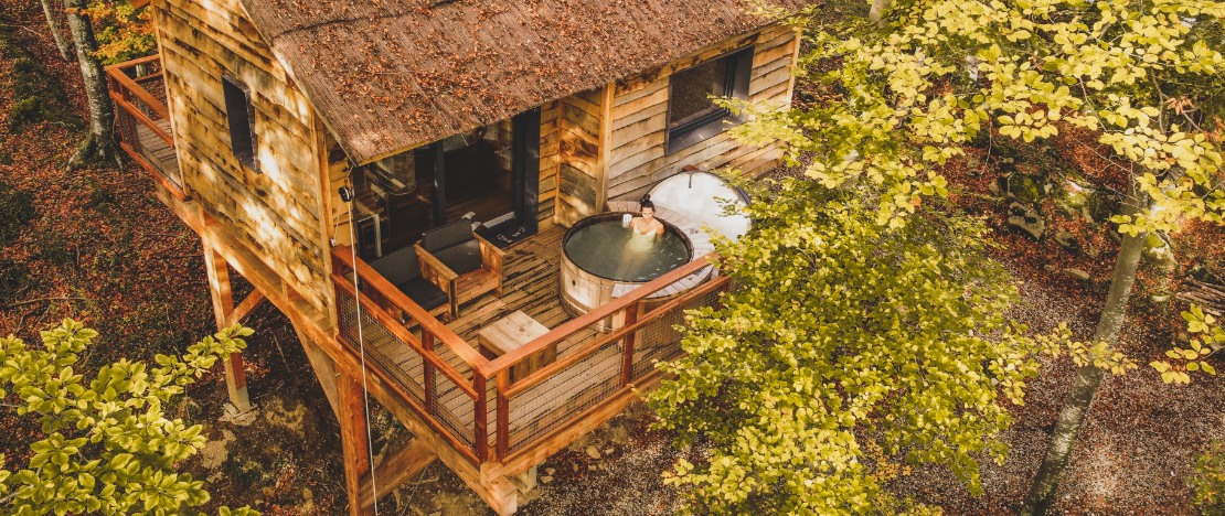 Cabane en bois dans un arbre dans la vallée de Bianya, province de Gérone