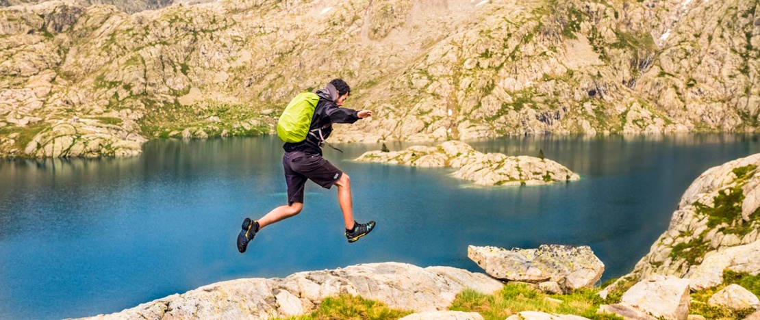 Tourist am Ibón von Bachimaña in Huesca, Aragonien