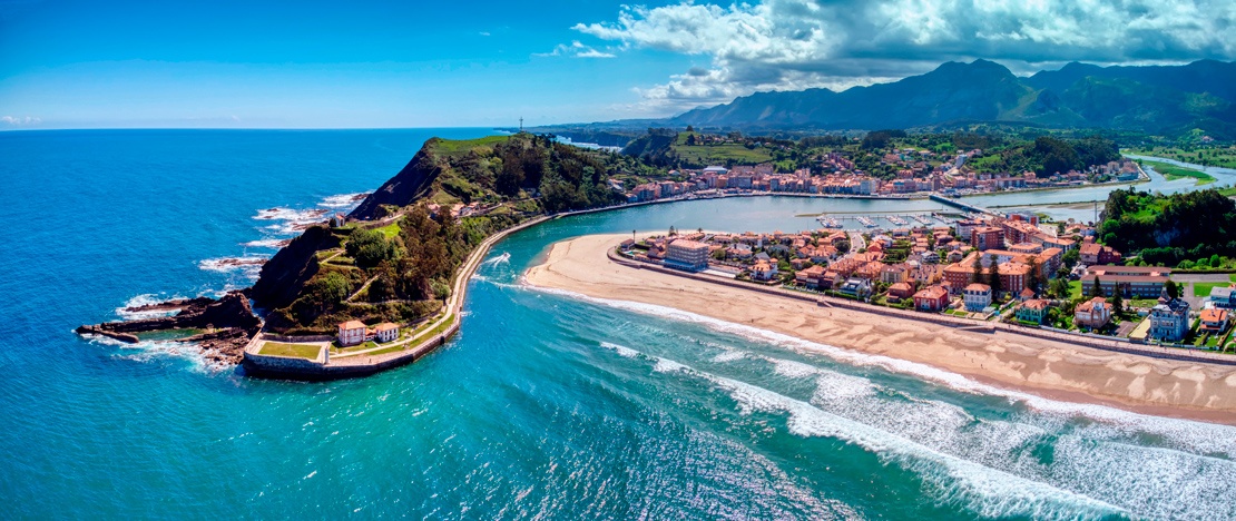 Vue aérienne de l'estuaire de Ribadesella, Asturies