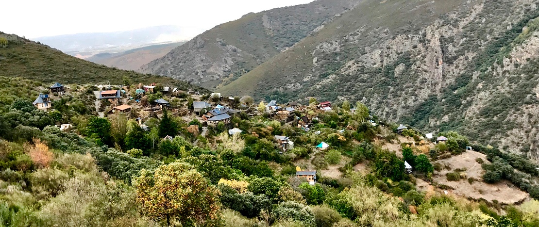 Vue de l'écovillage de Matavenero dans la province de León, Castille-León