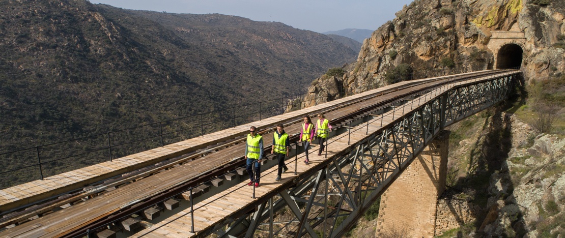 Touristes sur le Poyo Valiente du Chemin de fer dans la province de Salamanque, Castille-León