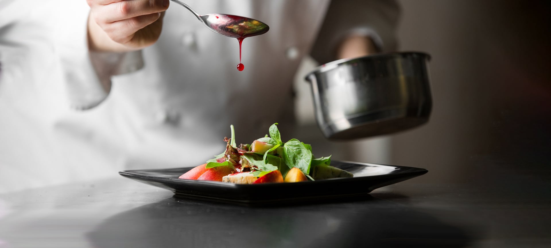 Un chef dresse un plat de haute cuisine Un chef dresse un plat de haute cuisine