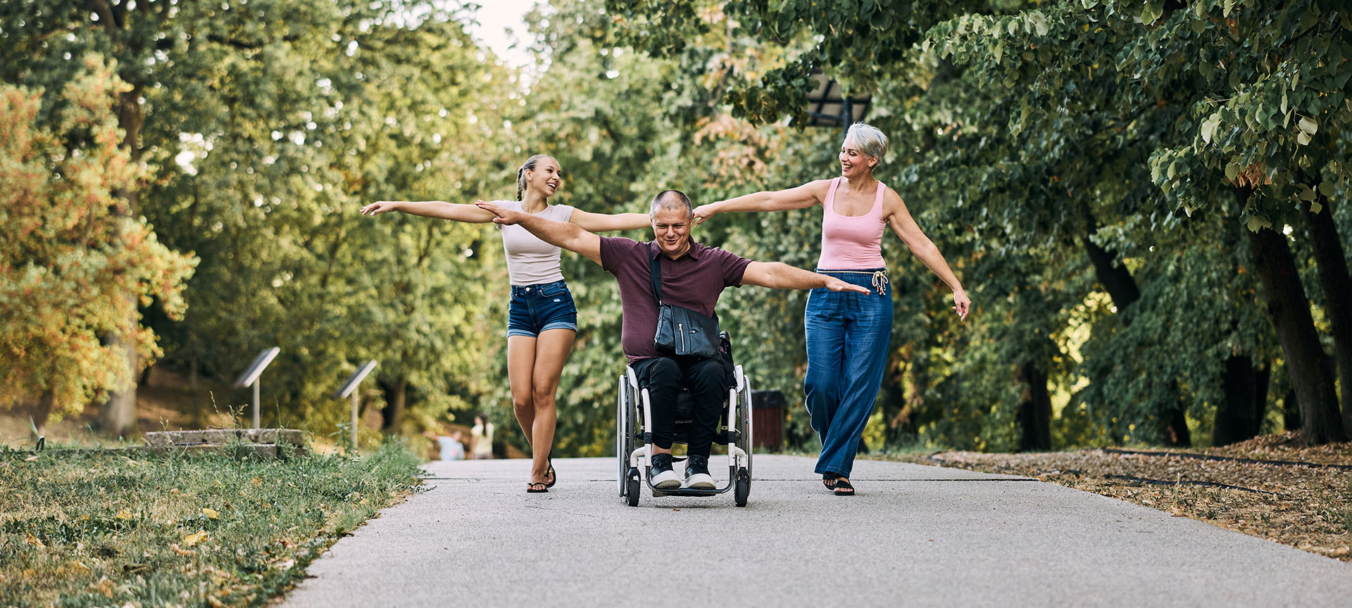 Turisti che usufruiscono di una spiaggia completamente accessibile alle persone in sedia a rotelle Turisti che usufruiscono di una spiaggia completamente accessibile alle persone in sedia a rotelle