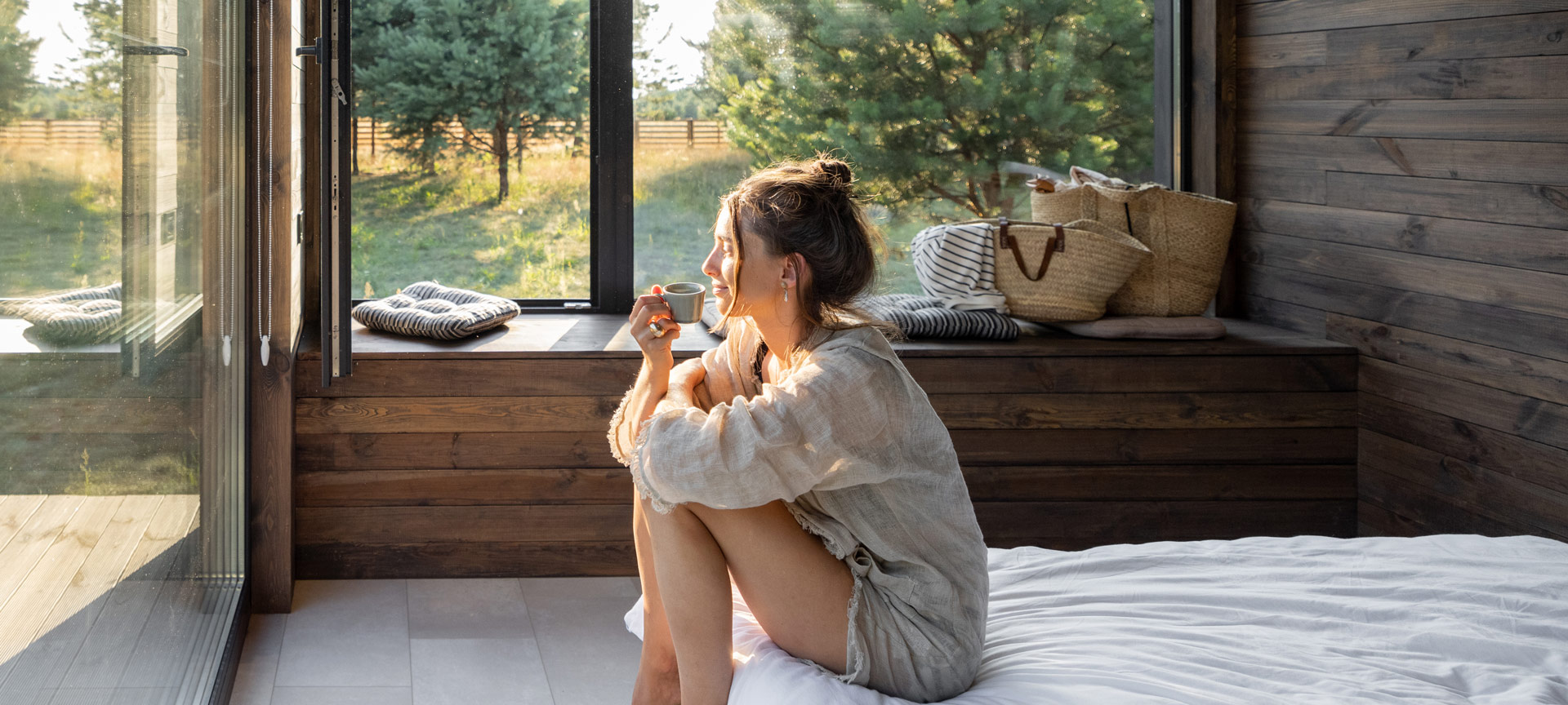 Turista en un alojamiento rural sostenible Turista en un alojamiento rural sostenible