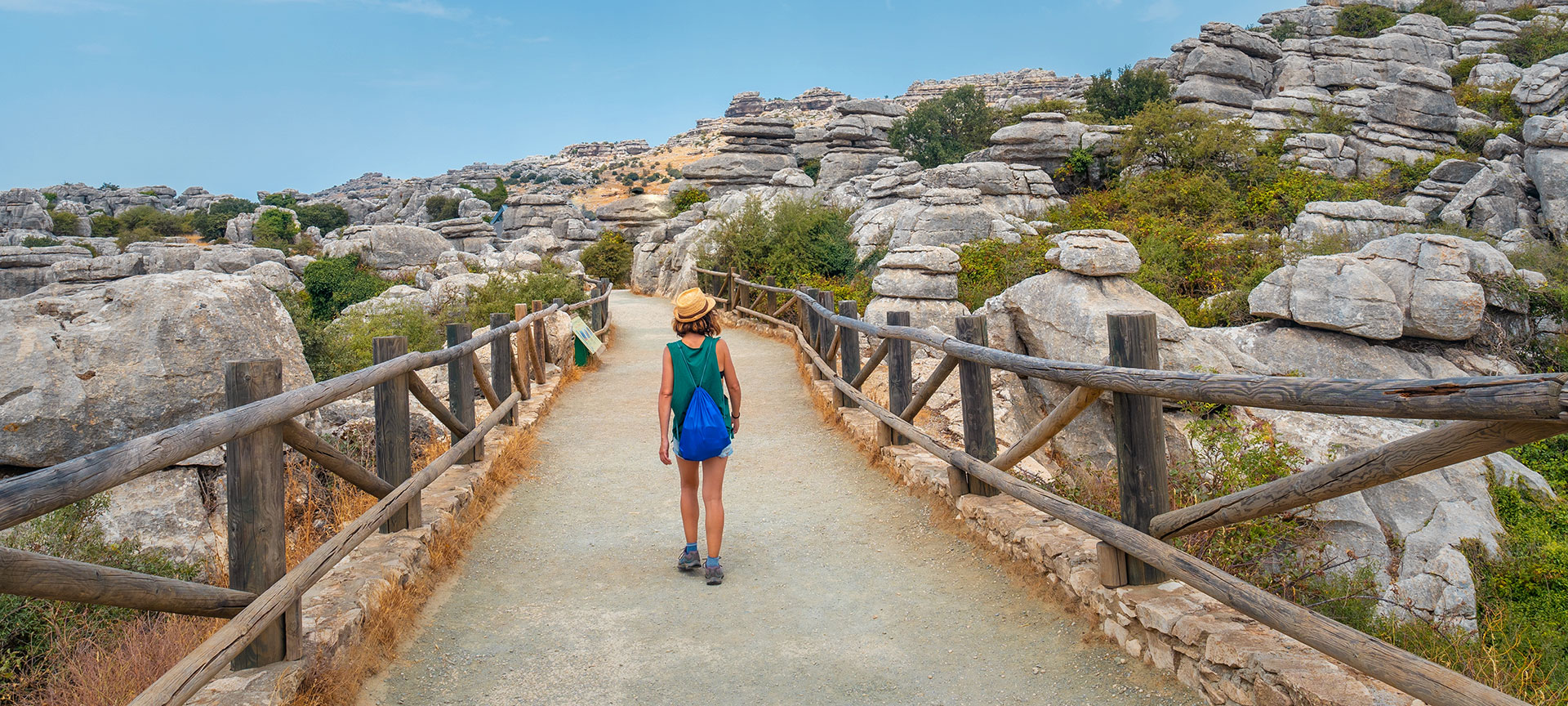 Turista en el Torcal de Antequera en Málaga, Andalucía Turista en el Torcal de Antequera en Málaga, Andalucía