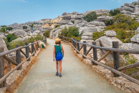  Un turista nel Torcal de Antequera a Malaga, Andalusia