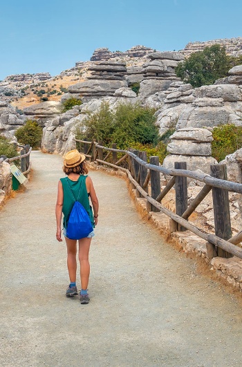 Tourist in der Karstlandschaft Torcal de Antequera in Málaga, Andalusien