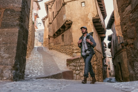 Turista visitando Albarracín en Teruel, Aragón