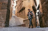 Un turista visita Albarracín a Teruel, Aragona