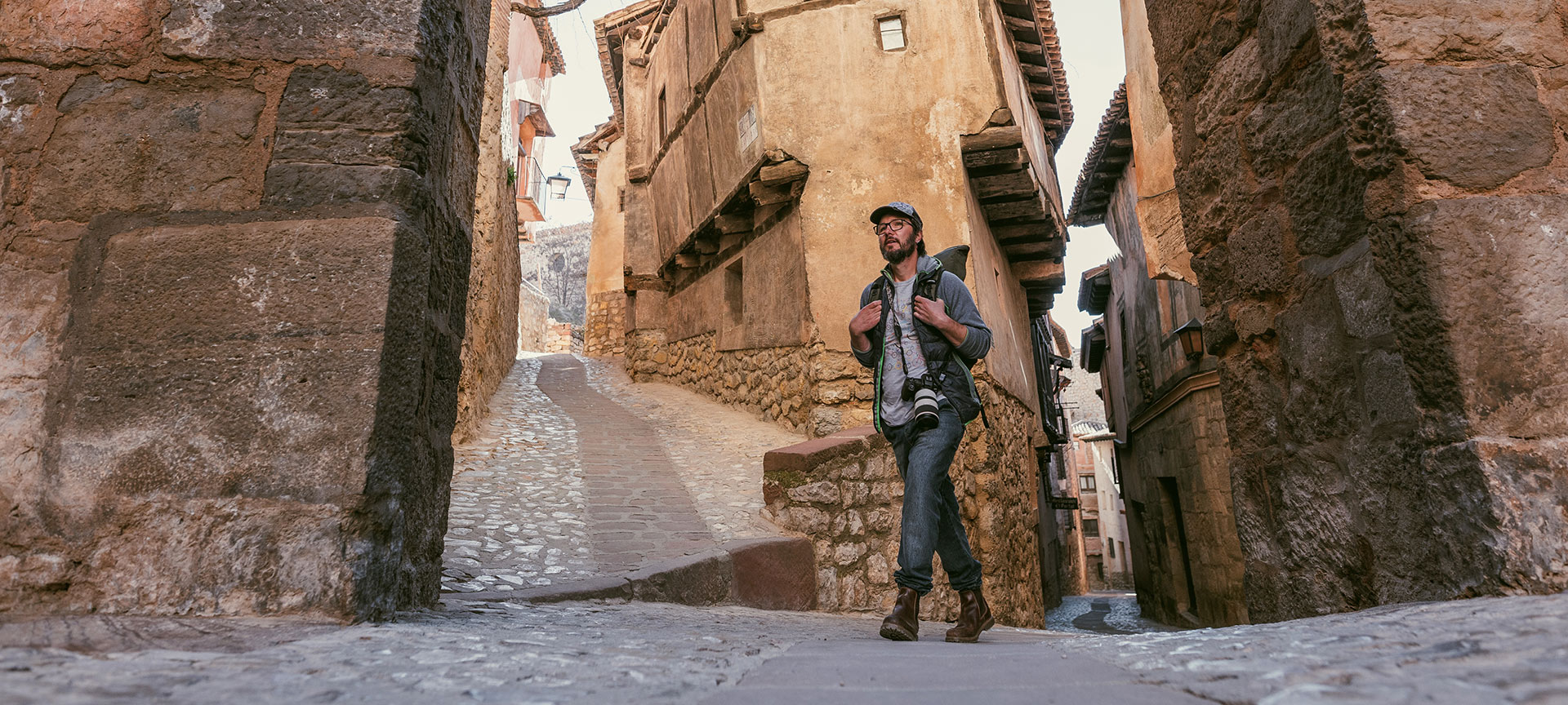 Un turista visita Albarracín a Teruel, Aragona Un turista visita Albarracín a Teruel, Aragona