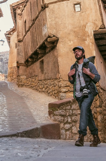 Eine Person besucht Albarracín in Teruel, Aragonien