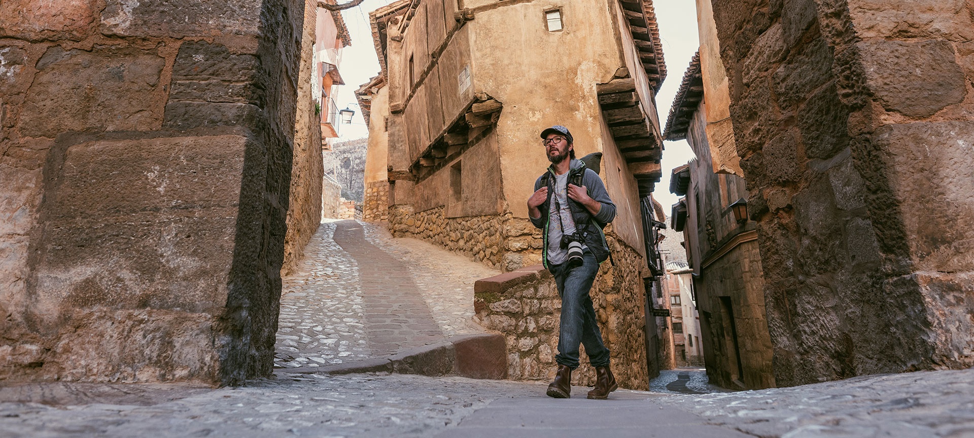 Un turista visita Albarracín a Teruel, Aragona