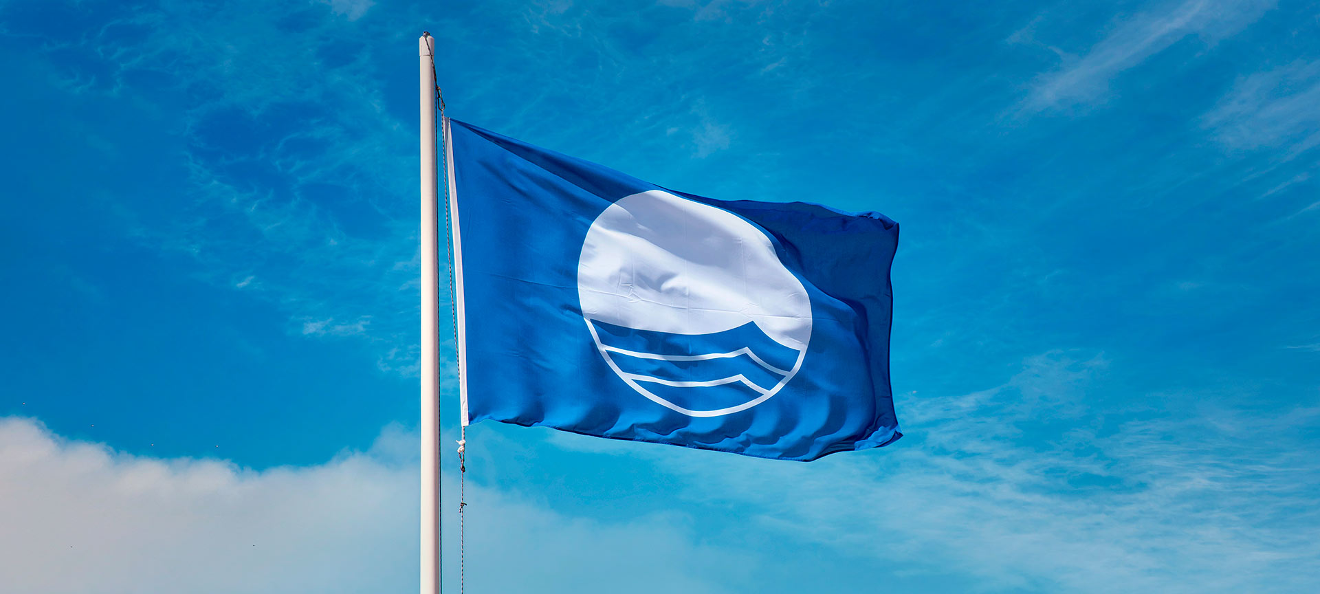 Distintivo de bandera azul en playas Distintivo de bandera azul en playas