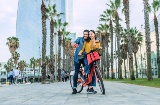 Touristen auf dem Fahrrad auf der Barceloneta-Promenade in Barcelona, Katalonien