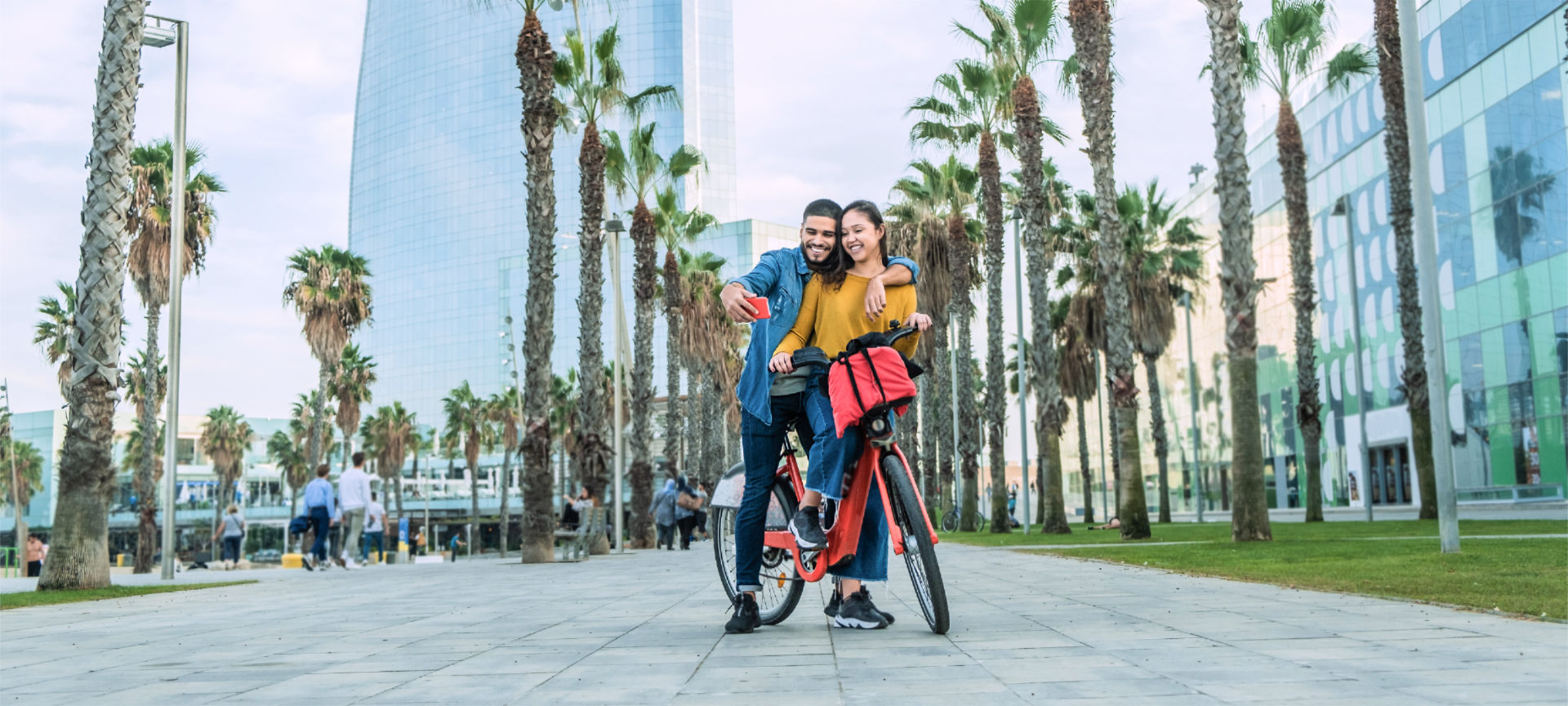 Touristes à vélo sur le front de mer de la Barceloneta à Barcelone, Catalogne