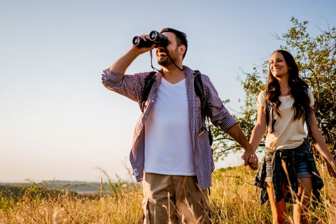 Touristes observant la nature