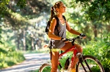 Ciclista descansando en el bosque