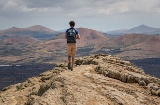 Tourist im Naturpark der Vulkane auf Lanzarote, Kanarische Inseln