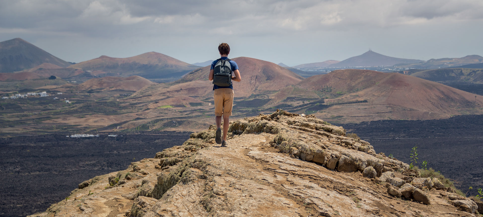 Turista en el parque natural de los volcanes en Lanzarote, Islas Canarias Turista en el parque natural de los volcanes en Lanzarote, Islas Canarias