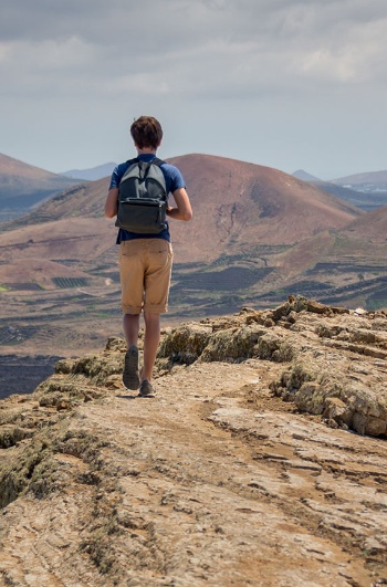 Turista en el parque natural de los volcanes en Lanzarote, Islas Canarias