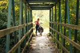 Turista en la Vía Verde de El Carrilet en Girona, Cataluña