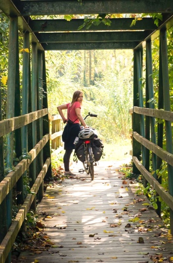 Turista en la Vía Verde de El Carrilet en Girona, Cataluña