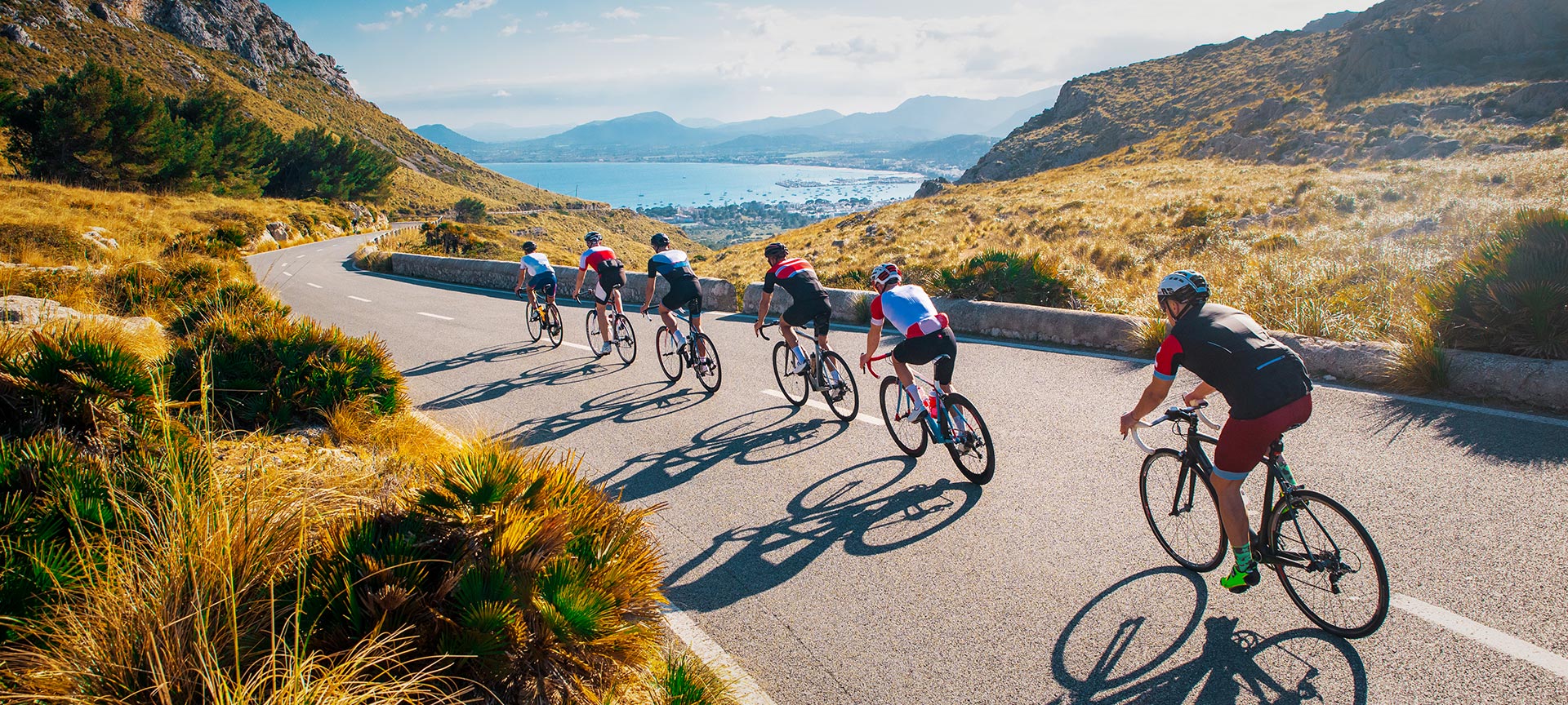 Cyclistes dans une descente en Espagne Cyclistes dans une descente en Espagne