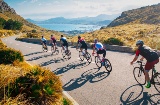 Ciclistas realizando un descenso en España