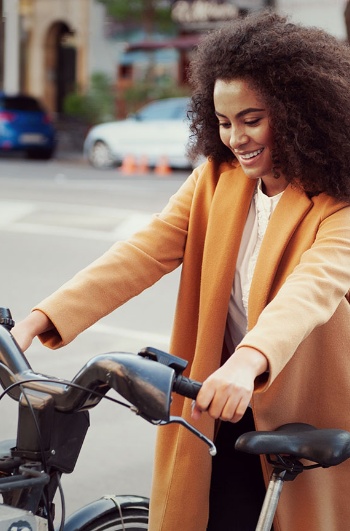 Turista en bicicleta por Madrid