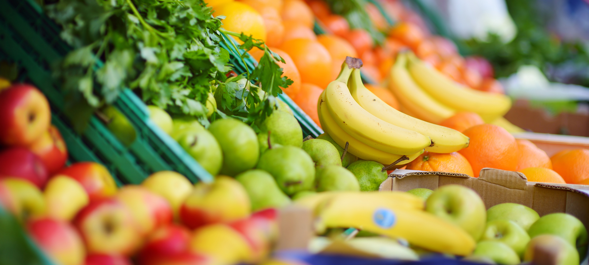 Parada de frutas en un mercado gastronómico Parada de frutas en un mercado gastronómico