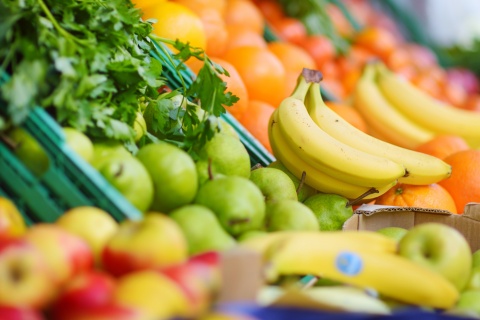 Parada de frutas en un mercado gastronómico