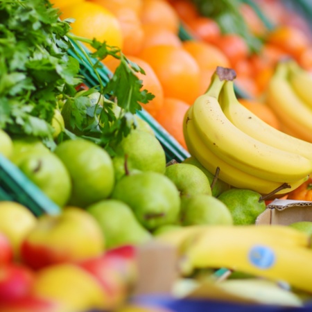 Bancarella di frutta in un mercato gastronomico