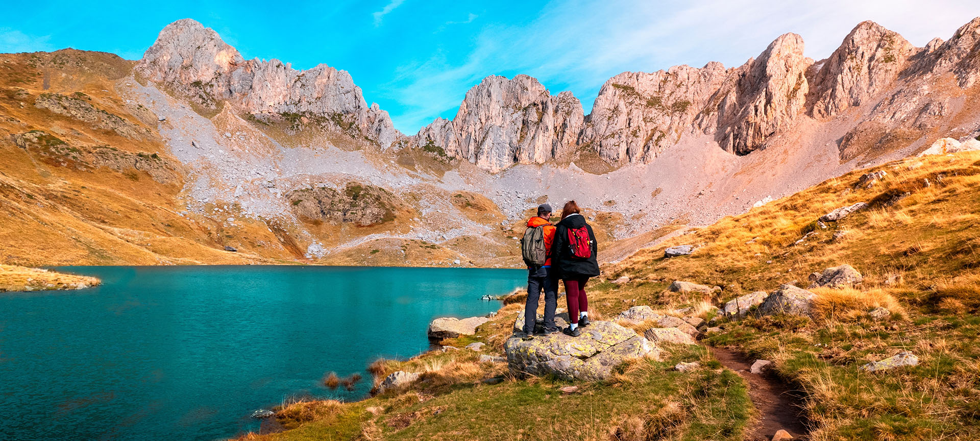 Ein Paar bewundert den See Ibón de Acherito, Selva de Oza, Huesca Ein Paar bewundert den See Ibón de Acherito, Selva de Oza, Huesca