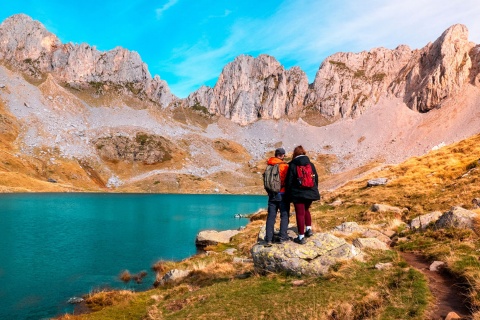 Couple admiring the Ibón de Acherito, Oza Forest, Huesca