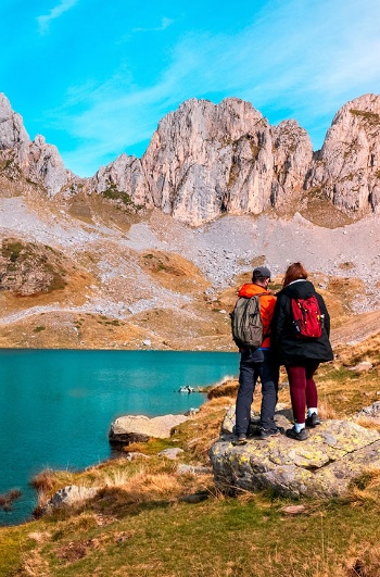 Couple admiring the Ibón de Acherito, Oza Forest, Huesca