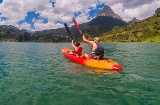 Turista impegnato in una traversata in kayak tra i Pirenei