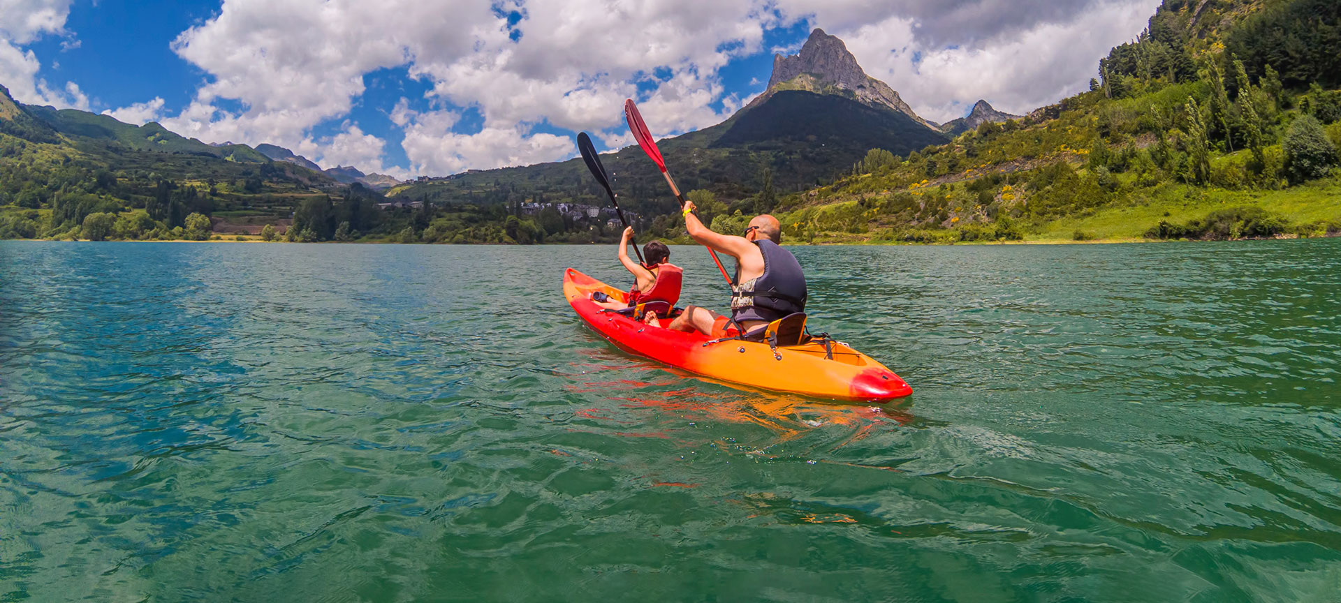 Touriste en kayak dans les Pyrénées Touriste en kayak dans les Pyrénées