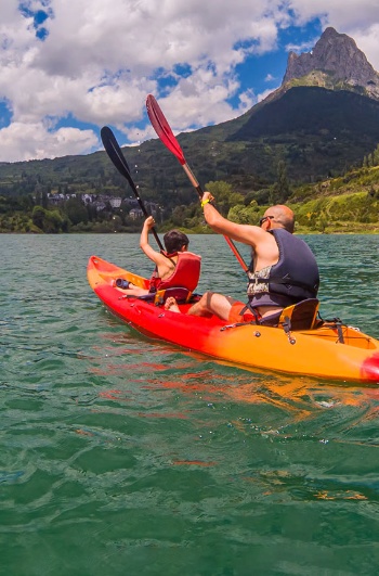 Turista impegnato in una traversata in kayak tra i Pirenei