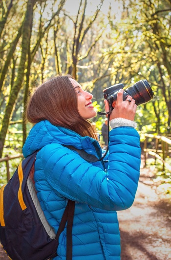 Tourist im Garajonay-Nationalpark auf La Gomera, Kanarische Inseln