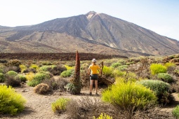 Turista en el Parque Nacional del Teide en Tenerife, Islas Canarias