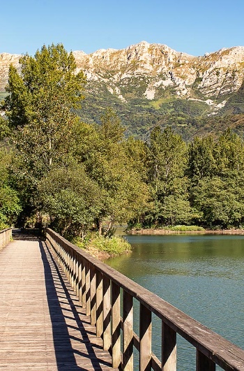 Valdemurio-Stausee auf dem Weg Senda del Oso in Asturien