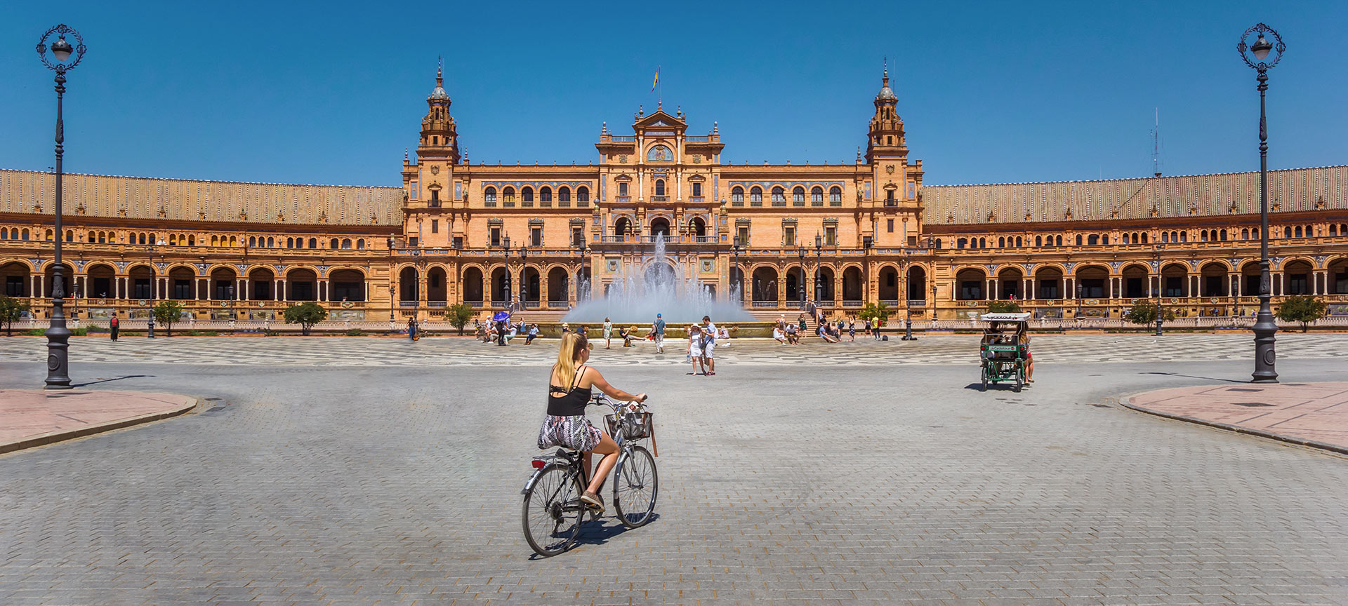 Touristen mit Fahrrädern auf der Plaza de España in Sevilla, Andalusien Touristen mit Fahrrädern auf der Plaza de España in Sevilla, Andalusien