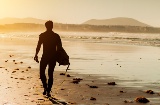 Surfista a Lanzarote al tramonto