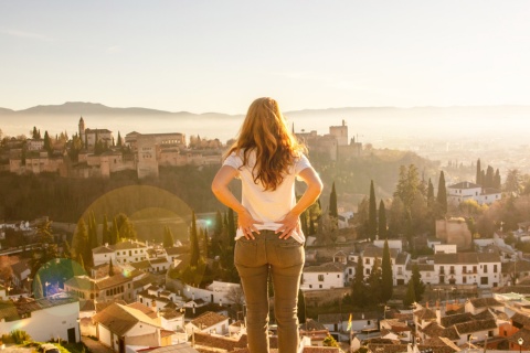 Touriste admirant l’Alhambra à Grenade