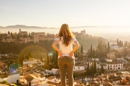 Un turista contempla l'Alhambra a Granada