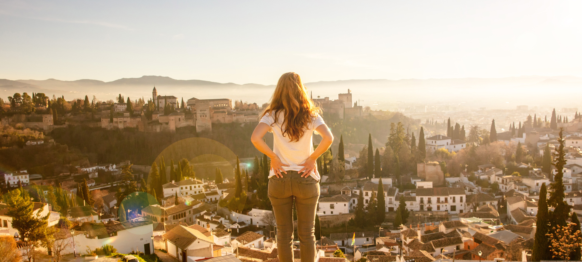 Turista contemplando la Alhambra en Granada Turista contemplando la Alhambra en Granada