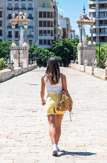 Tourist beim Spaziergang durch Valencia