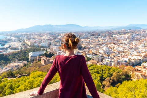 Un turista contempla la città di Malaga, Andalusia