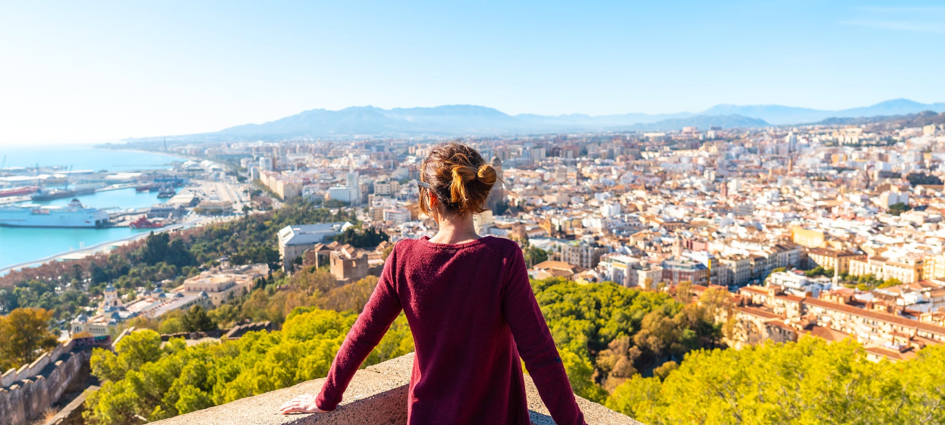 Turista contemplando la ciudad de Málaga, Andalucía Turista contemplando la ciudad de Málaga, Andalucía