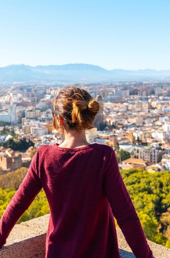 Turista contemplando la ciudad de Málaga, Andalucía